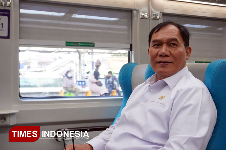 Anggota Komisi VII DPR RI Bambang Haryo Soekartono saat meninjau arus balik libur lebaran di salah satu stasiun. (Foto: Dok.Tim BHS/TIMES Indonesia)