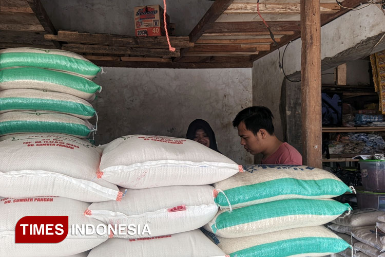 Sejumlah kebutuhan pokok di Pasar Minulyo Pacitan masih tinggi pasca Idul Fitri. (Foto: Yusuf Arifai/TIMES Indonesia)