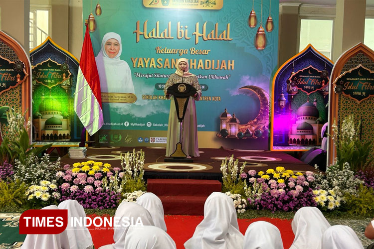 Gubernur Khofifah saat menghadiri acara Halal Bihalal Keluarga Besar Yayasan Khadijah Surabaya, Rabu (9/4/2025). (Foto: Lely Yuana/TIMES Indonesia)