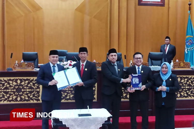 Wali Kota Surabaya Eri Cahyadi (kiri) bersama jajaran pimpinan DPRD Surabaya usai menandatangani kesepakatan Ranwal RPJMD, Rabu (9/4/2025). (FOTO: Siti Nur Faizah/TIMES Indonesia)
