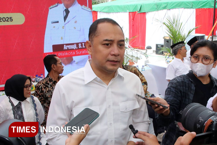 Wali Kota Surabaya Eri Cahyadi saat dikonfirmasi awak media usai Halal Bihalal. (Foto: Humas Pemkot Surabaya/TIMES Indonesia)