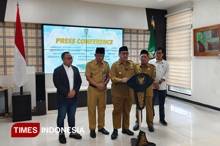 Warsubi Bupati Jombang saat melakukan konferensi pers 100 hari kerja sebagai kepala daerah. (FOTO: Dok. Pemkab Jombang)