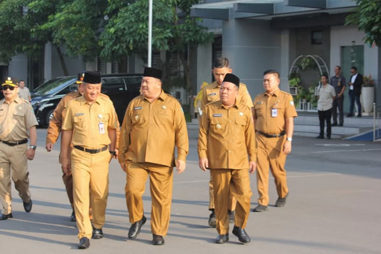 Bupati Jombang, Warsubi, usai melaksanakan apel pasca libur lebaran di Pemkab Jombang. (FOTO: Dok. Pemkab Jombang for TIMES Indonesia)