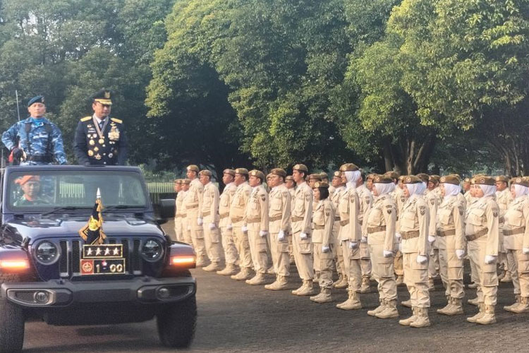 KSAU Marsekal TNI Mohamad Tonny Harjono berada di atas mobil komando saat memeriksa pasukan dalam upacara HUT ke-79 TNI AU di Lapangan Mabes AU, Cilangkap, Jakarta Timur, Rabu (9/4/2025). (FOTO: ANTARA/Walda Marison)