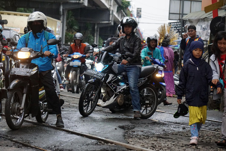 Sejumlah pengendara sepeda motor saat melintasi perlintasan sebidang di wilayah Daop 2 Bandung, Rabu (9/4/2025). (Foto: Daop 2 Bandung)