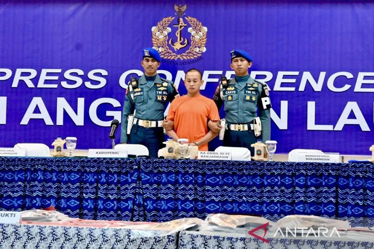 Aparat Detasemen Polisi Militer Angkatan Laut (Denpomal) mengadirkan oknum TNI AL Kelasi Satu Jumran (tengah) tersangka pembunuhan terhadap jurnalis Juwita (23). (Foto: ANTARA/Tumpal Andani Aritonang)