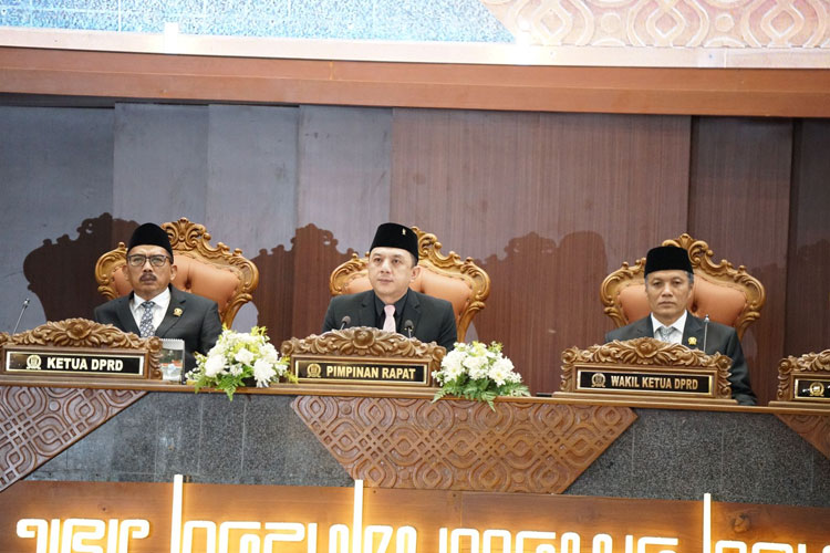 Ketua DPRD Jatim Musyafak Rouf (kiri) saat Sidang Paripurna LKPJ Gubernur Jatim pada Rabu (9/4/2025). (FOTO: Dok. DPRD Jatim)