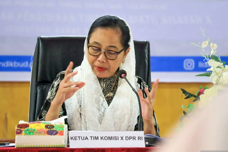 Wakil Ketua Komisi X DPR RI Maria Yohana Esti Wijayati memberikan paparan di Kota Padang, Sumatera Barat. (Foto: ANTARA)
