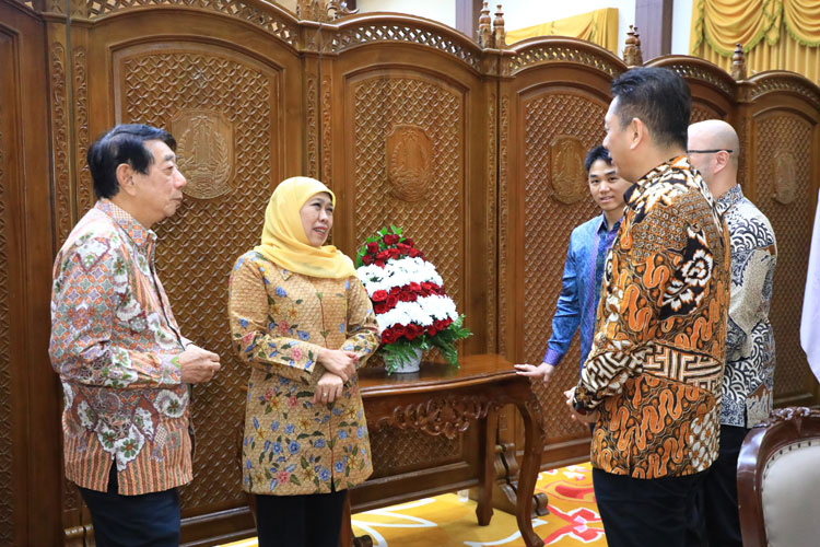 Gubernur Khofifah saat audiensi dengan APINDO Jatim di Gedung Negara Grahadi, Rabu (9/4/2025) malam. (FOTO: Dok. Humas Pemprov Jatim)