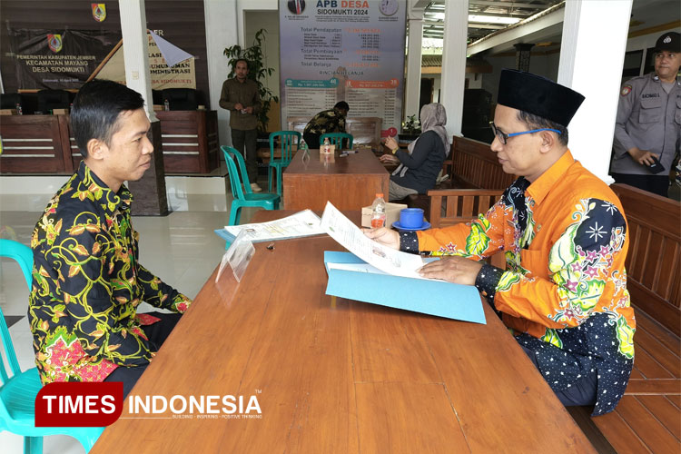 Panitia seleksi administrasi Calon perangkat desa saat melakukan verifikasi data. (FOTO : M.Abdul Basid / TIMES Indonesia)