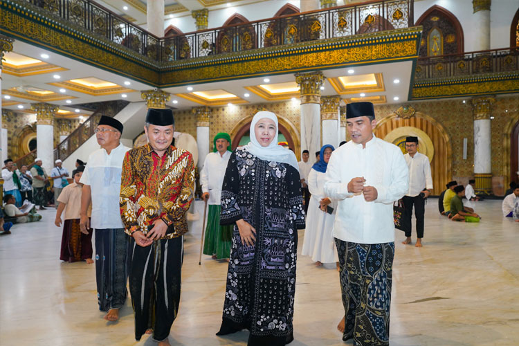 Gubernur Khofifah saat ziarah ke makam ulama besar Syaikhona Muhammad Kholil di Bangkalan, Kamis (10/4/2025) malam. (FOTO: Dok.Humas Pemprov Jatim)