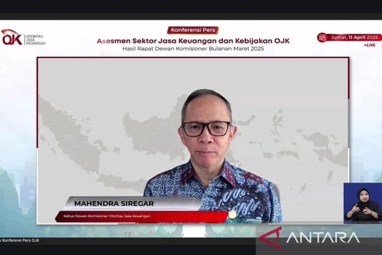 Ketua Dewan Komisioner OJK Mahendra Siregar dalam konferensi pers hasil Rapat Dewan Komisioner Bulanan (RKDB) Maret 2025 di Jakarta, Jumat (11/4/2025). (FOTO: Antara/Rizka Khaerunnisa)