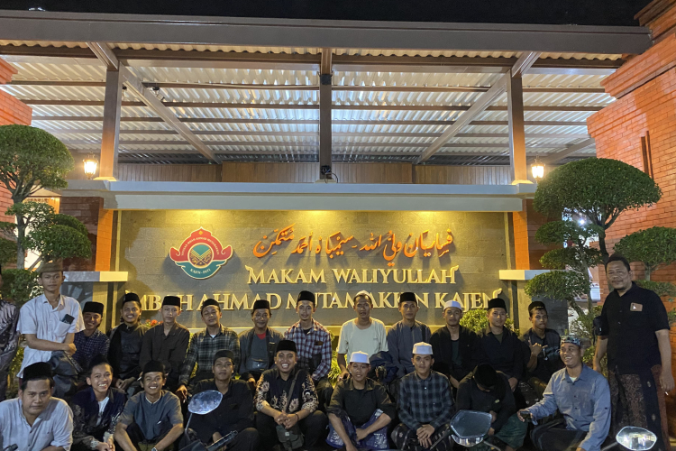 Santri aktif, alumni, dan para asatid melakukan rihlal (ziarah) ke makam wali dan ulama. (Foto: Dok. Ponpes Darul Ma'arif)