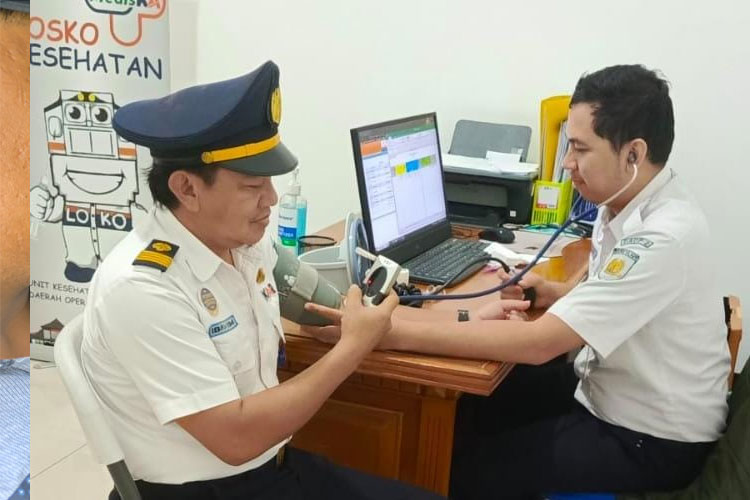 Seorang masinis saat diperiksa oleh tim medis sebelum melaksanakan tugas di stasiun Bandung beberapa pekan yang lalu. (Foto: Daop 2 Bandung)