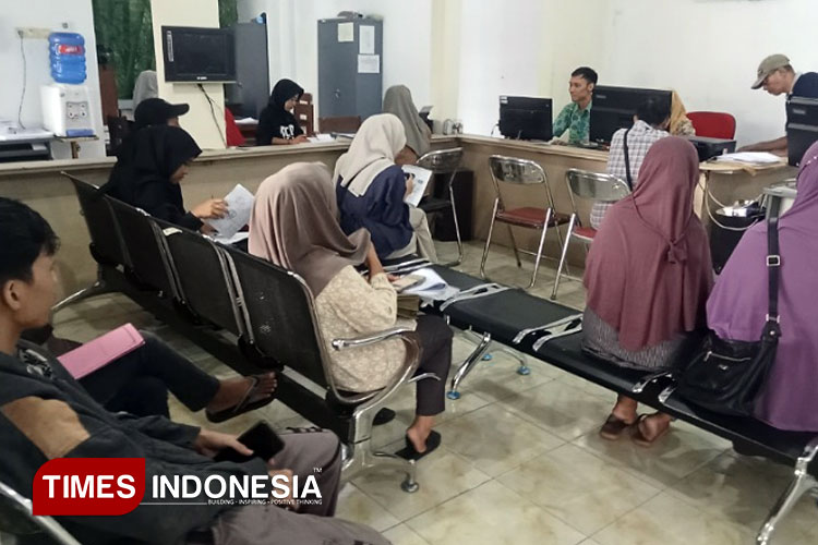 Terlihat para pemohon kartu pencari kerja di dalam dan luar kantor Disnaker Pemalang. (Foto: Ragil/TIMES Indonesia)