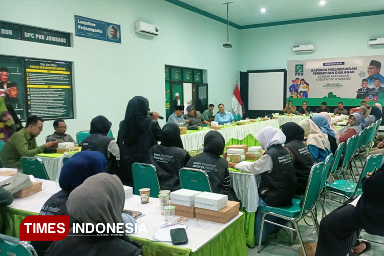 Suasana diskusi publik membahas Raperda Perlindungan Perempuan dan Anak oleh Fraksi PKB DPRD Jombang di Graha Gus Dur Kantor DPC PKB Jombang, Sabtu (12/4/2025). (FOTO: Rohmadi/TIMES Indonesia)