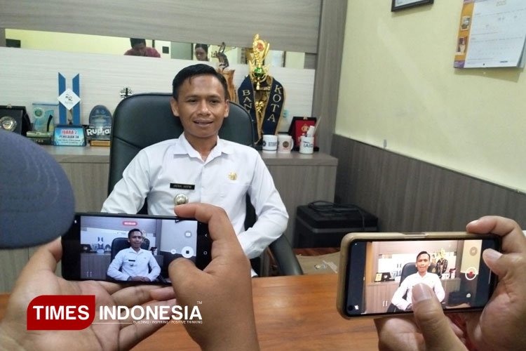 Camat Pataruman Kota Banjar, Jaenal Arifin saat memberikan keterangan pers. (Foto: Susi/TIMES Indonesia)