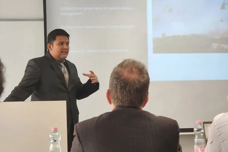 Agung Wicaksono saat memaparkan desertasi di depan dosen di Corvinus University of Budapest, Hongaria (11/4/2025). (Foto: Agung Wicaksono)