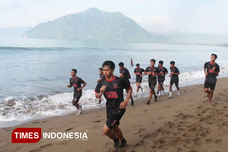Skuad Inter Kediri saat latihan di pantai (foto: Yobby/TIMES Indonesia)