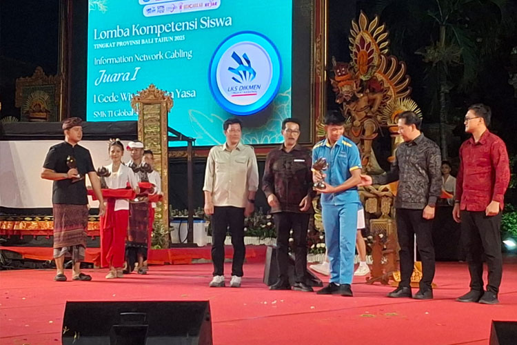 Para pemenang berfoto bersama Kadisdikpora Provinsi Bali di penutupan SMK Fest 2025. (Foto: Istimewa)