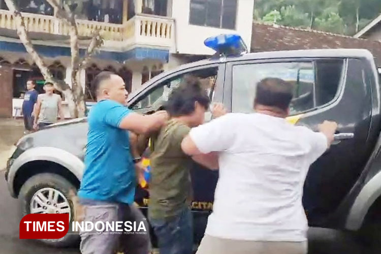 Aksi anggota Polsek Tulakan, Polres Pacitan saat meringkus pelaku curanmor yang sempat akan kabur ke arah Kecamatan Ngadirojo. (FOTO: Polres for TIMES Indonesia)