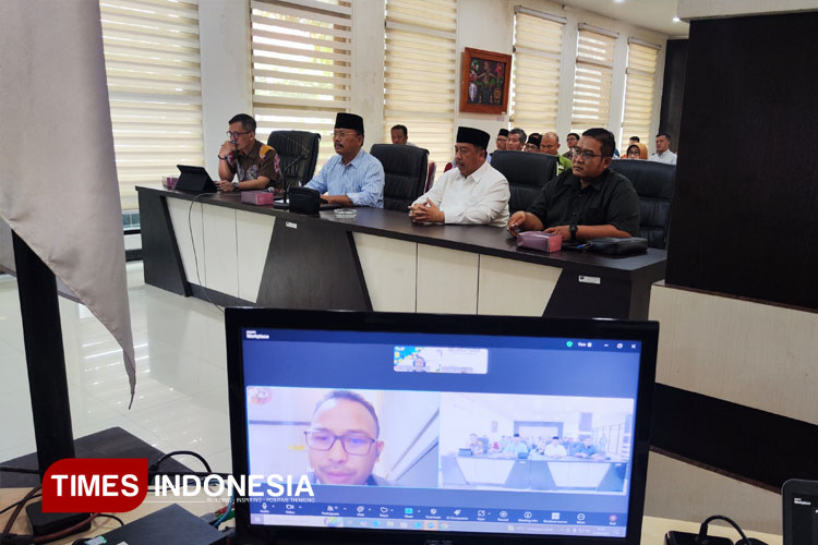 Bupati Jombang, Warsubi saat memimpin Rakor finalisasi progres program 100 hari kerja Bupati dan Wakil Bupati di Ruang Media Center, Kantor Pemkab Jombang, Sabtu (12/4/2025). (FOTO: Pemkab Jombang for TIMES Indonesia)