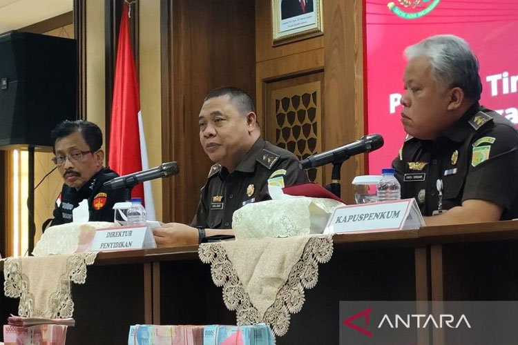 Direktur Penyidikan pada Jaksa Agung Muda Bidang Tindak Pidana Khusus (Jampidsus) Kejagung Abdul Qohar (tengah). (ANTARA/Nadia Putri Rahmani)