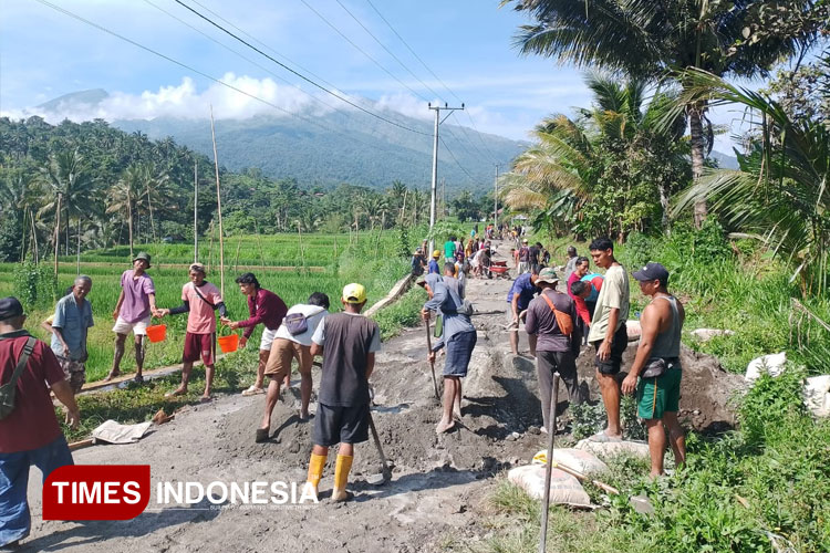 Warga di Desa Bayan Kecamatan Bayan KLU swadaya perbaiki jalan. (Foto : Hery Mahardika/TIMES Indonesia)