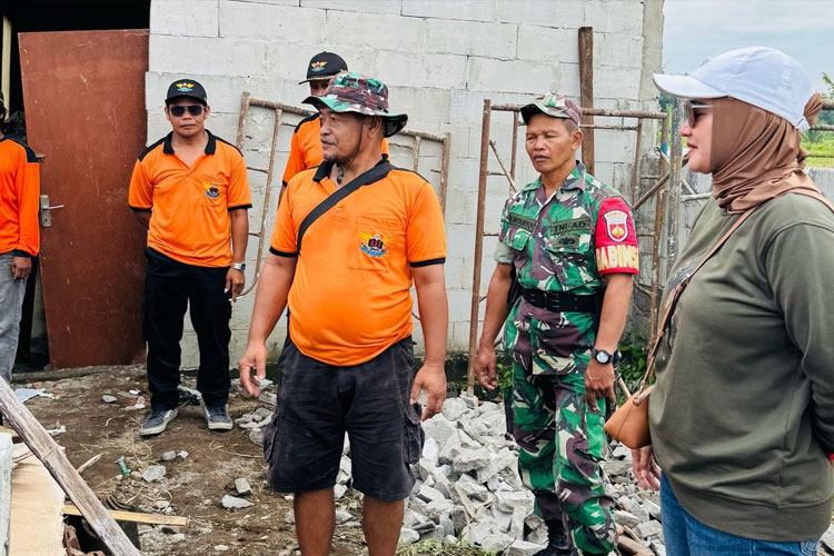 Wakil Ketua DPRD Sleman dari Fraksi PKB, Ani Martanti ketika bersama-sama membuatkan rumah untuk warga kurang mampu bernama Sugeng. (FOTO: Abdul Haq/TIMES Indonesia)