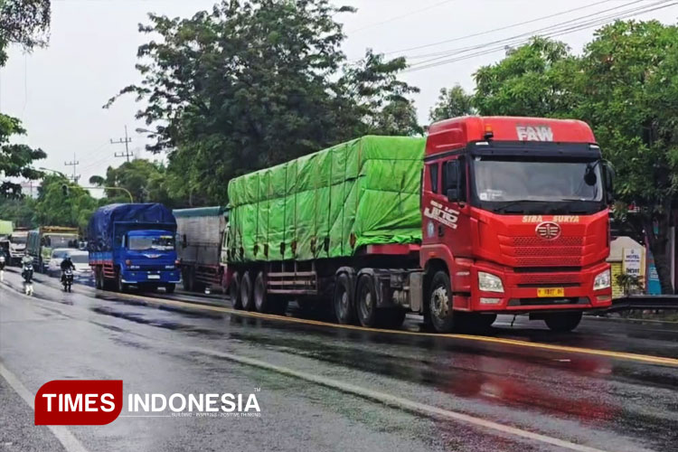 Arus-lalu-lintas-di-Jalan-Nasional-Surabaya-Lamongan-2.jpg