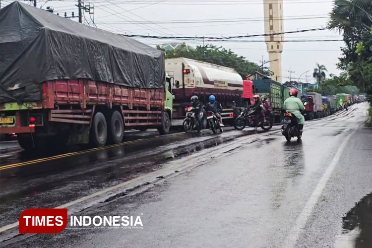 Arus lalu lintas di Jalan Nasional Surabaya-Lamongan yang masih macet, terutama saat hujan karena belum difungsikannya JLU, Senin (14/4/2025). (FOTO: Moch. Nuril Huda/TIMES Indonesia)