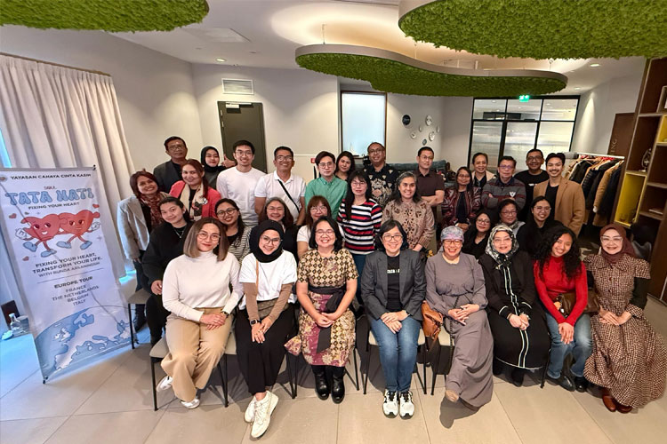 Bunda Arsaningsih bersama Yayasan Cahaya Cinta Kasih (YCCK) di Den Haag, Belanda. (FOTO: Istimewa)