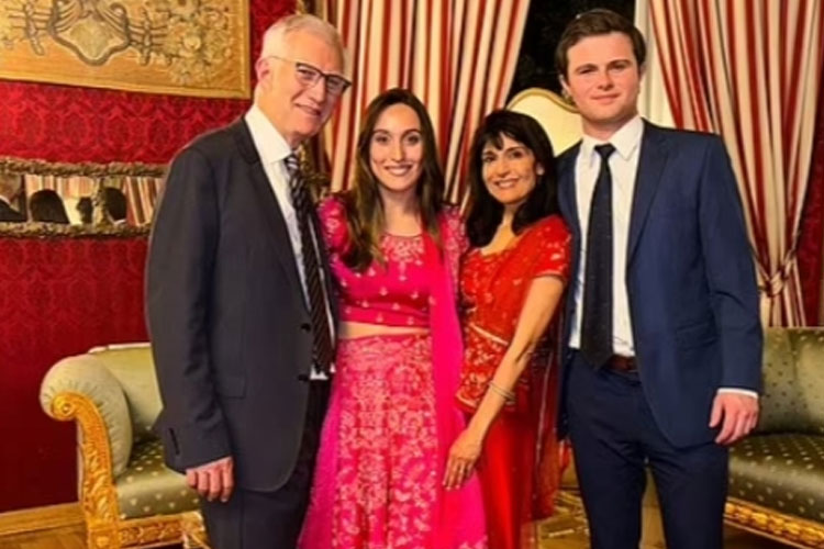 Karenna Groff (tengah kiri), James Santoro (kanan), ayah Karenna yang ahli saraf, Dr. Michael Groff (kiri), serta ibu mereka yang juga ahli uroginekologi Dr. Joy Saini (tengah kanan). Semuanya tewas dalam kecelakaan pesawat.