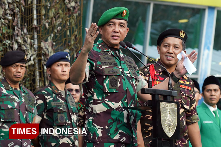 Ketua Umum Pimpinan Pusat GP Ansor, Addin Jauharudin, usai mengikuti apel gelar pasukan bersama Pangdam V Brawijaya Mayjen TNI Rudy Saladin di Halaman Jatim Expo, Surabaya. (Foto: Pendam V Brawijaya for TIMES Indonesia)