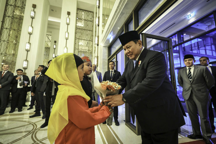 Presiden Prabowo Subianto tiba di Bandar Udara Militer Marka, Amman, Yordania disambut langsung oleh Raja Abdullah II, pada Minggu, 13 April 2025 (Foto: BPMI Setpres)