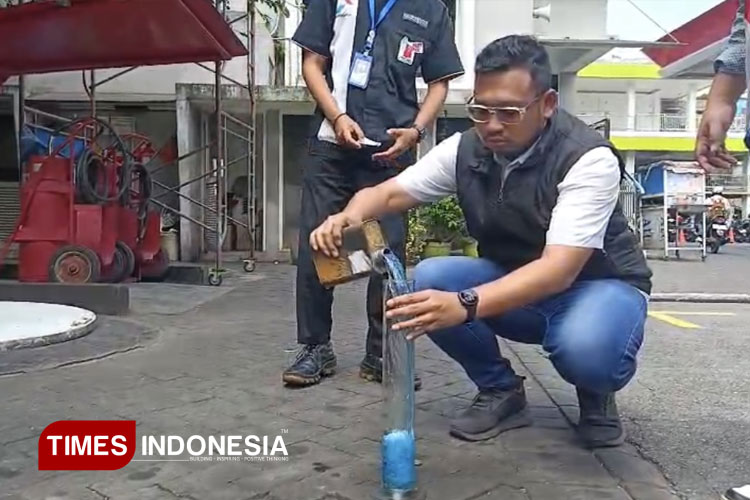 Pertamina saat mengecek kandungan pertamax di SPBU Ciliwung Kota Malang. (Foto: Rizky Kurniawan Pratama/TIMES Indonesia)