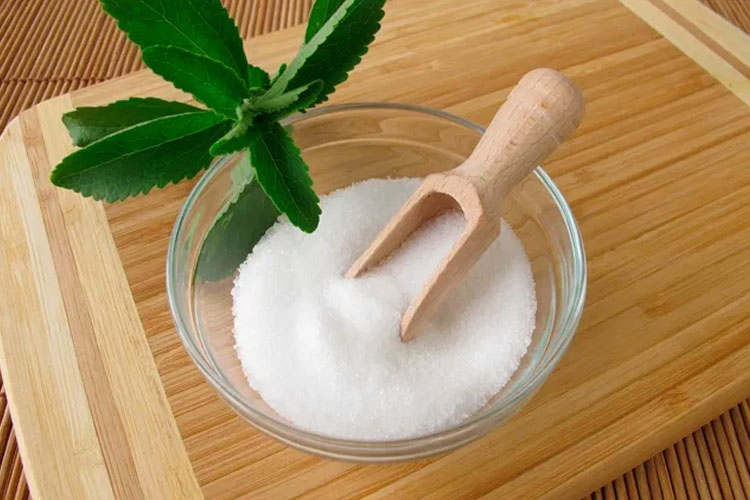 Daun tanaman Stevia dan pemanis Stevia.