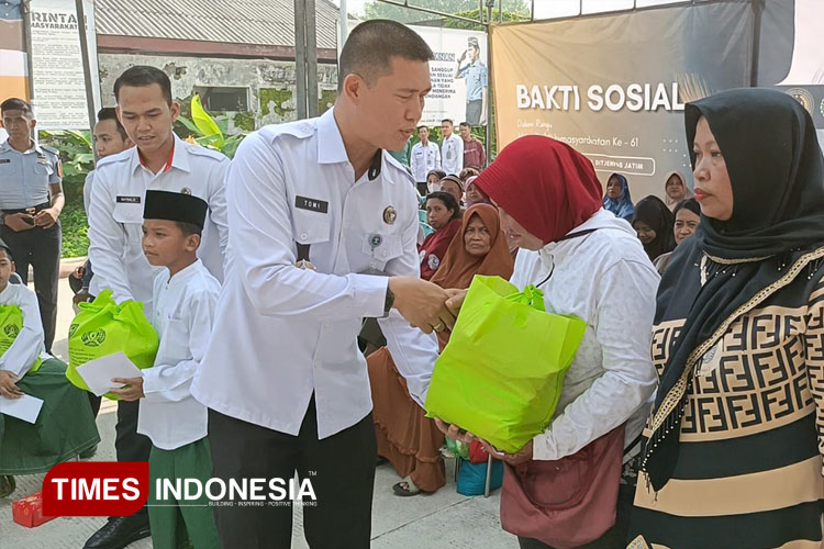 Ditjenpas Jatim bagi sembako kepada keluarga warga binaan, anak panti asuhan dan masyarakat setempat. (Foto: Dok Ditjenpas Jatim for TIMES Indonesia)