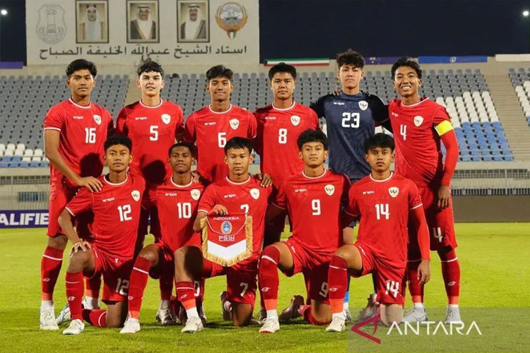 Para pemain tim nasional U-17 Indonesia berfoto sebelum laga pamungkas Grup G Kualifikasi Piala Asia U-17 2025 menghadapi Australia di Stadion Abdullah Al Khalifa, Kuwait, Minggu (27/8/2024). (ANTARA/HO-PSSI)