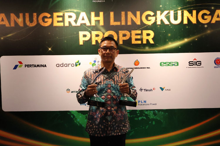 PT MSP Operations Director Sudarno represented the company in receiving the KLHK Green Proper award in Jakarta (Photo: Istimewa)