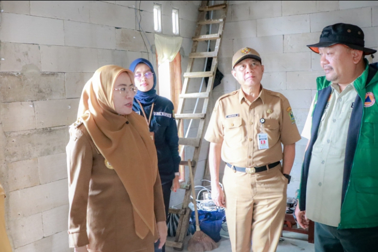 Bupati Banjarnegara dr Amalia Desiana bersama Sekda Indarto saat tinjau pembangunan huntap korban bencana tanah bergerak Kaliireng Ratamba. (FOTO: Kominfo Banjarnegara For TIMES Indonesia)
