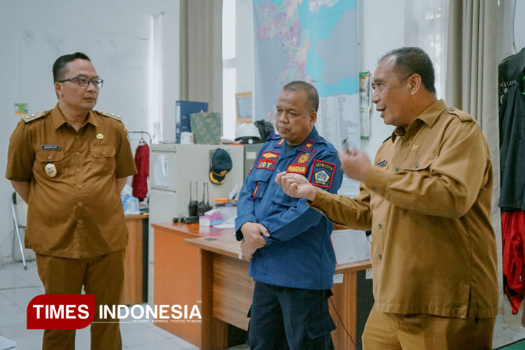 Wabup Gresik dr Asluchul Alif saat meninjau ruang kerja pegawai Damkarla Gresik (Foto: Akmal/TIMES Indonesia)