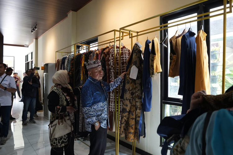 Kunjungan Dubes RI ke Nigeria, Usra Hendra Harahap di Sentra IKM Batik Maja Bharama Wastra. (FOTO: Dok. TIMES Indonesia)