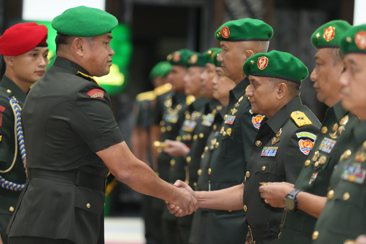 Kepala Staf Angkatan Darat (Kasad) Jenderal TNI Maruli Simanjuntak, memimpin upacara Serah Terima Jabatan (Sertijab) Panglima Komando Daerah Militer (Pangdam) IX/Udayana dari Mayjen TNI Muhammad Zamroni, kepada Mayjen TNI Piek Budyakto
