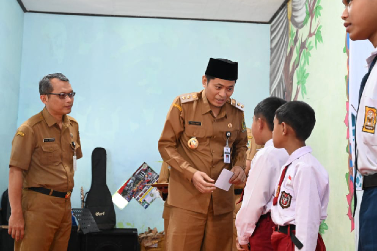 Wakil Bupati Banjarnegara Wakhid Jumali Lc saat menyerahkan dana bantuan kepada siswa kurang mampu. (FOTO: Kominfo Banjarnegara For TIMES Indonesia)