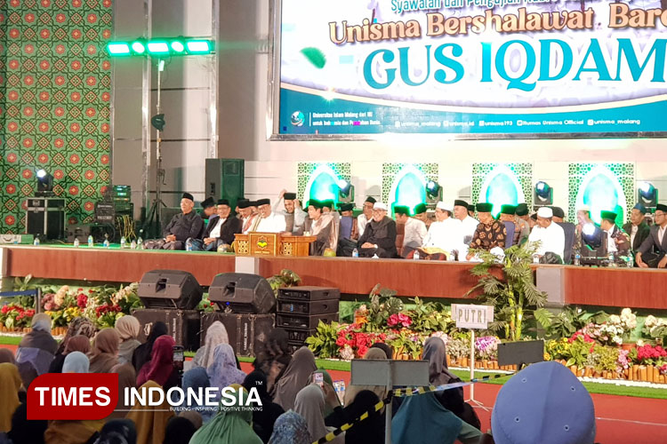 Unisma Bershalawat Bareng Gus Iqdam di Gedung Bundar Unisma, Selasa (15/4/2025). (Foto: Achmad Fikyansyah/TIMES Indonesia)