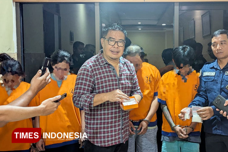 Empat tersangka yang diduga pengedar narkoba berjenis Sabu di wilayah Kecamatan Muncar, Banyuwangi ditangkap kepolisian. (FOTO: Polresta Banyuwangi For TIMES Indonesia)