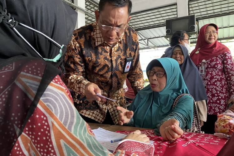 Ratusan warga lanjut usia (lansia) tampak antusias mengantre untuk mengikuti pemeriksaan kesehatan gratis. (Foto: Pemkot Yogyakarta)
