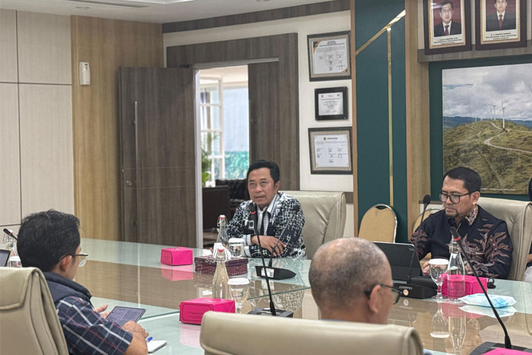 Bupati Bondowoso Abdul Hamid Wahid didampingi Pj Sekda saat melakukan kunjungan ke Kementerian ESDM (FOTO: Diskominfo for TIMES Indonesia)
