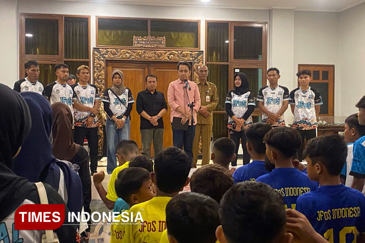 Bupati Jember Muhammad Fawait sedang memberikan arahan terhadap atlit JFOS. (FOTO : M.Abdul Basid / TIMES Indonesia)
